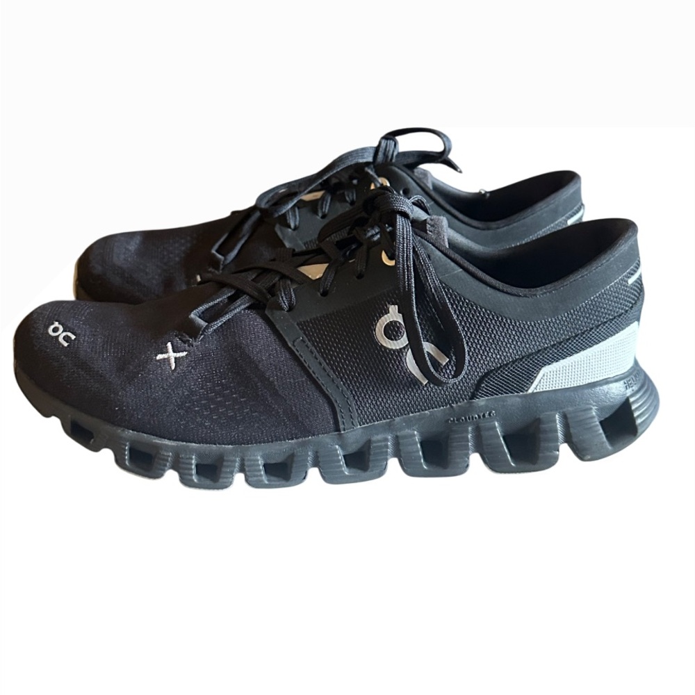 On Running Black and navy blue sneakers